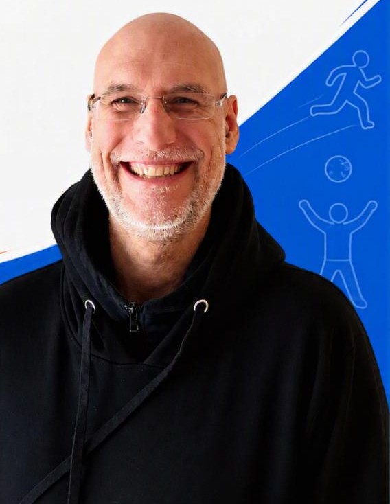Fred Audouin, souriant, en chandail à capuchon noir