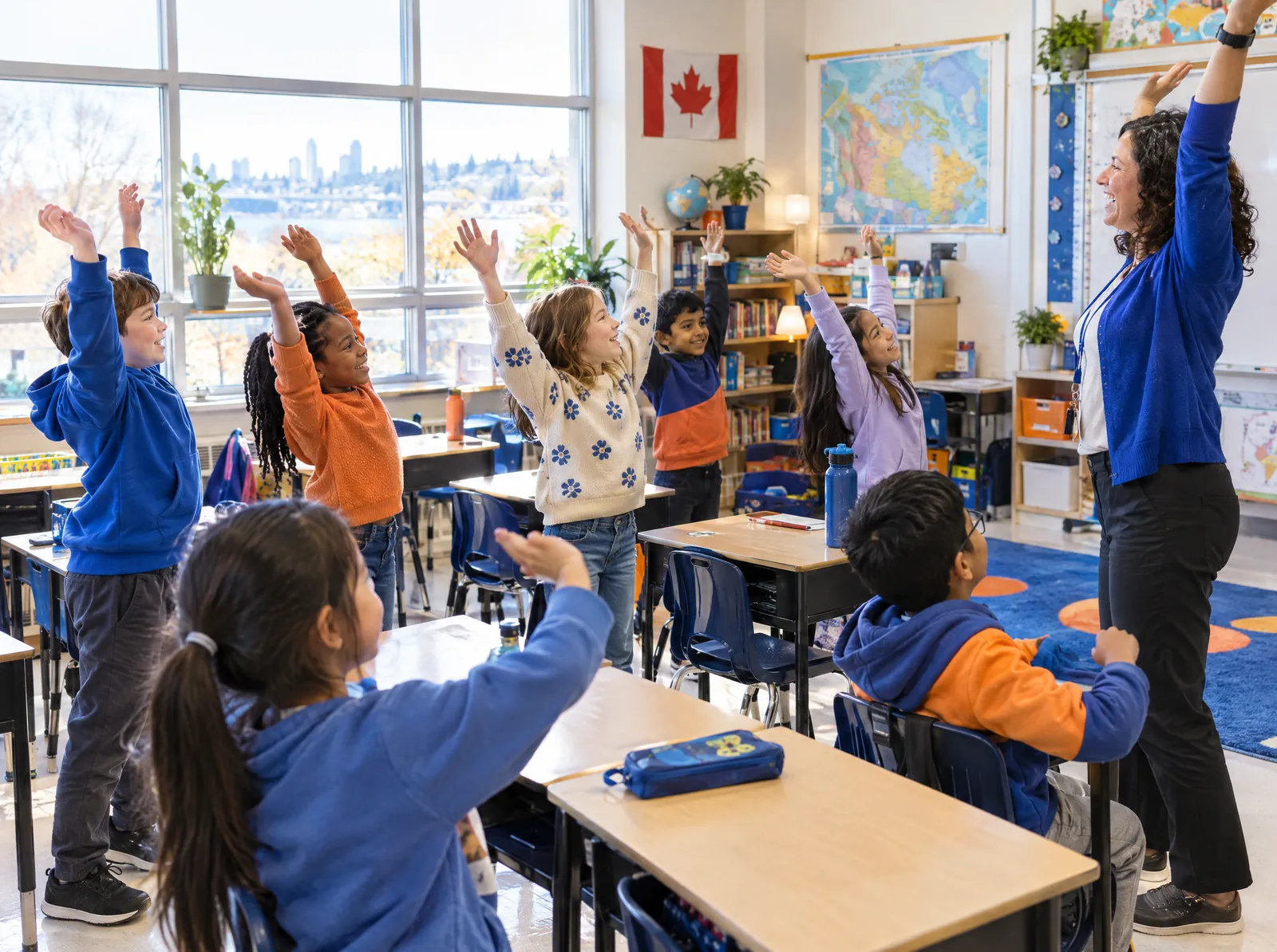 Des élèves font une pause active debout près de leurs pupitres